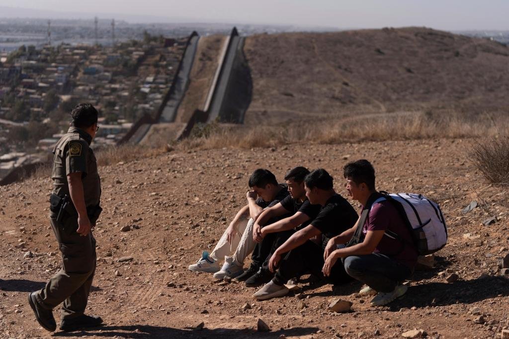 Donald Trump's border calmed after relative Maizer Turning between Emergency Declaration