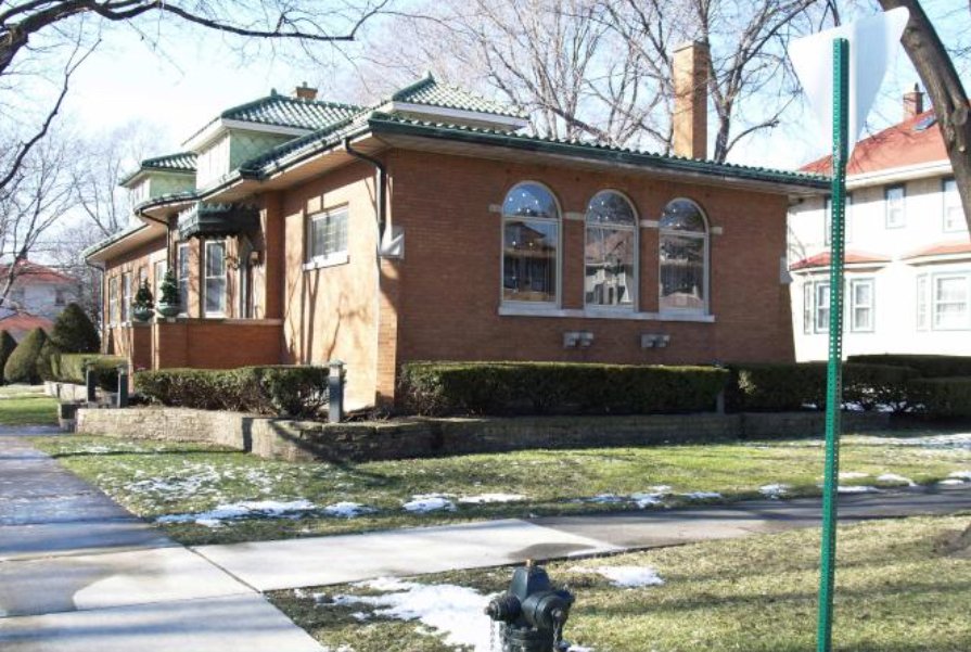 Oak Park, once owned by Sam Jiankana head of Chicago Outfit, sold for $ 900,000