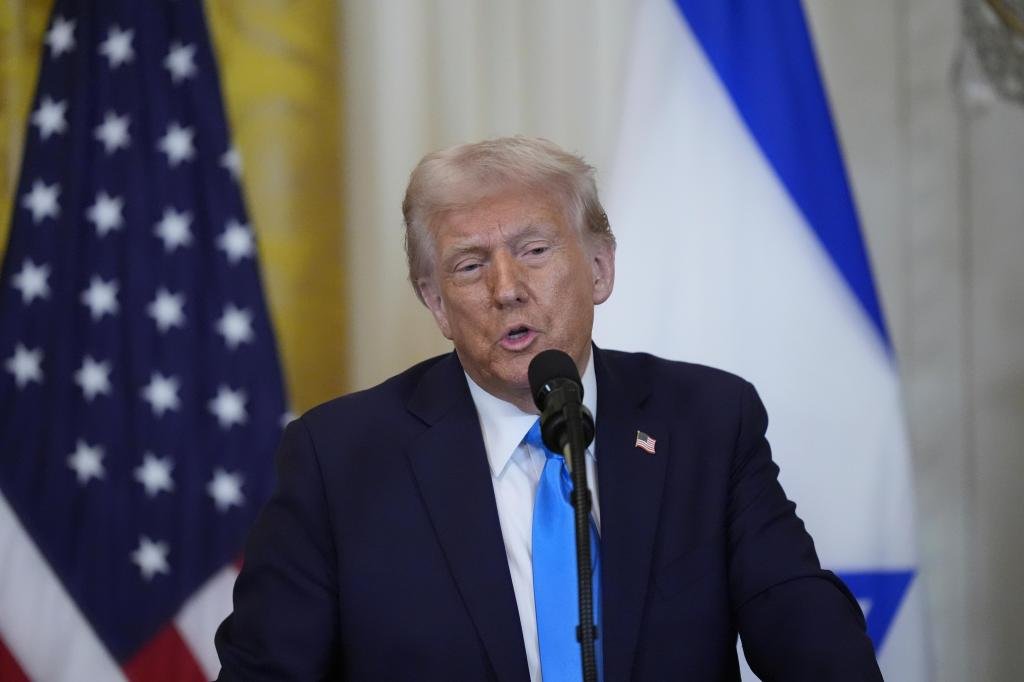 Donald Trump prevents transgender women athletes from competition to sign an executive order