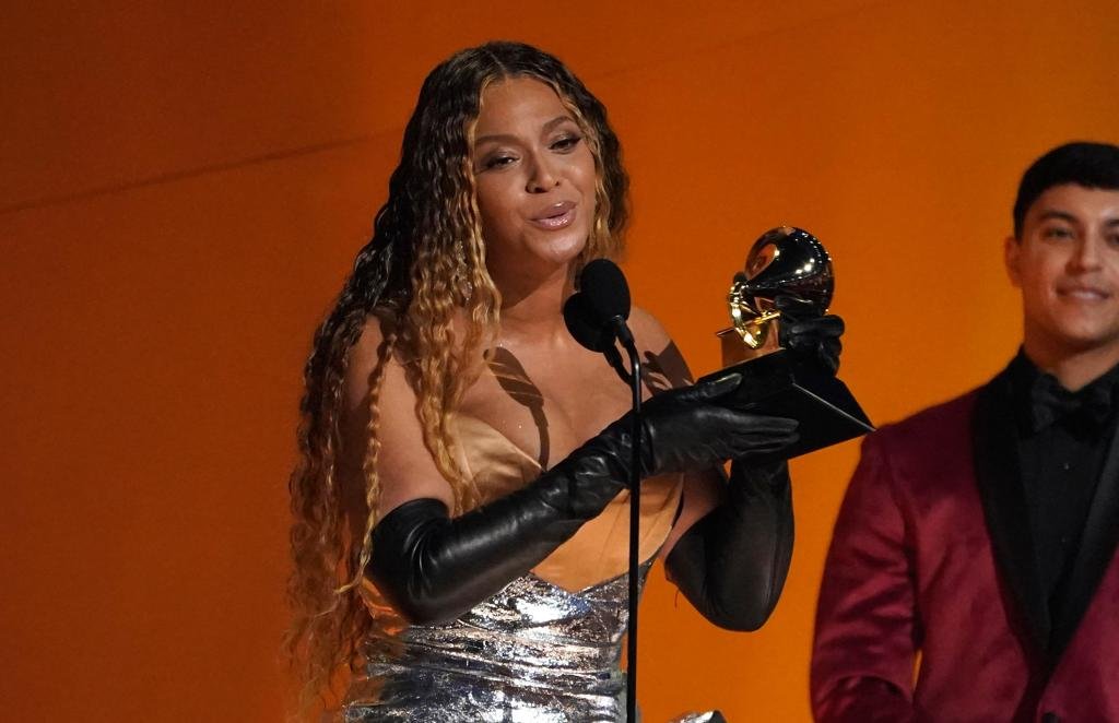 Gramizs are accompanied by Beyoncé here, which leads all nominees in a show of La Wildfire.